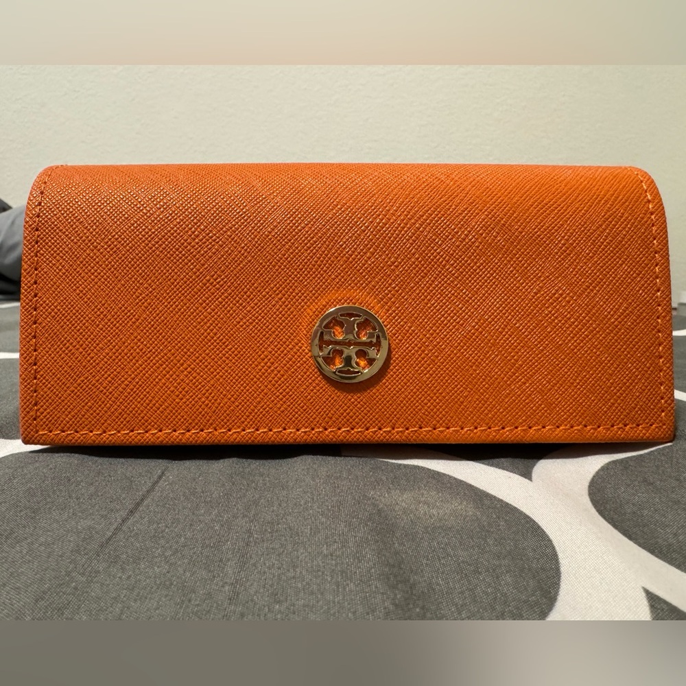 Tory Burch sunglasses case. Fits Sunglasses 144mm frame(regular sized glasses) - Picture 1 of 6